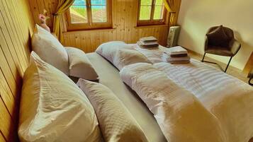 2 bedrooms, iron/ironing board, WiFi, bed sheets