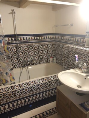 Tina con regadera, secadora de cabello, bidet, toallas
