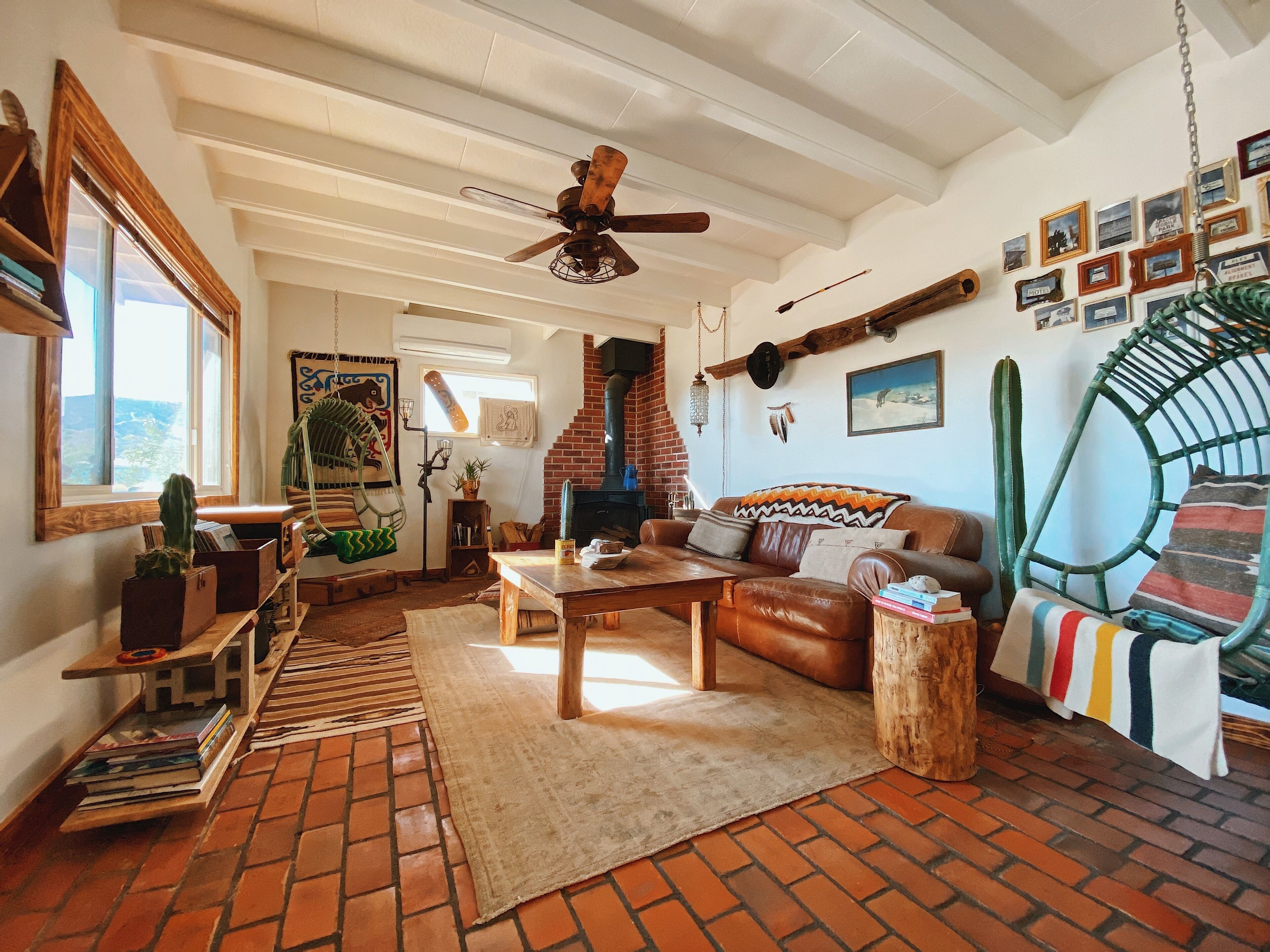 Hand crafted artist cabin centrally located 5m from Joshua tree in Yucca Valley