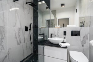 Douche, sĂšche-cheveux, serviettes fournies, shampoing