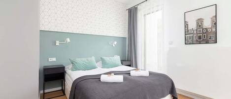 Desk, iron/ironing board, WiFi, bed sheets