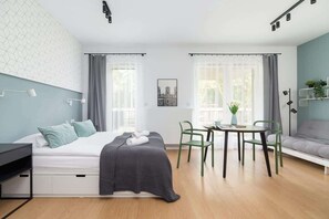 Desk, iron/ironing board, WiFi, bed sheets