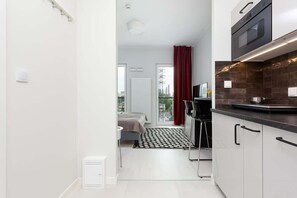 Tabla de planchar con plancha, wifi, ropa de cama