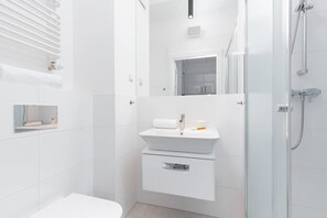 シャワー、ヘアドライヤー、タオル