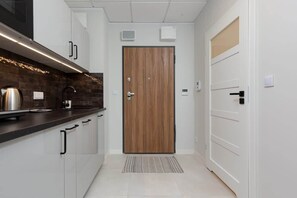 Kylskåp, mikrovågsugn, spishäll och diskmaskin