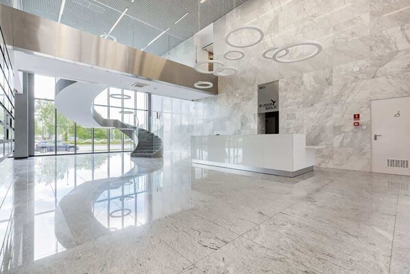 Lobby - Prymasa Tysiąclecia 83A Warsaw | Charming Apartment | Air Conditioning | Parking (Warszawa)