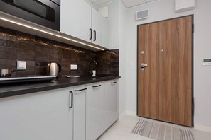 Frigorífico, microondas, placa de cocina y lavavajillas