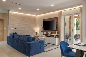 Smart TV, chimenea, videojuegos y reproductor de DVD 