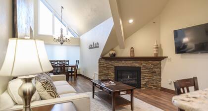 Park City Resort Base, Ski In/Out, Pool, Hot Tub, Restaurants, Free Bus to Main Street!