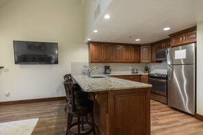 Geladeira, micro-ondas, fogão, cooktop