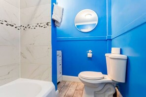 Bathtub, hair dryer, towels, soap - Spacious Historic Getaway: 5★ Location, Royal Beds, Game Room, BBQ & Fire Pit (Kansas City)