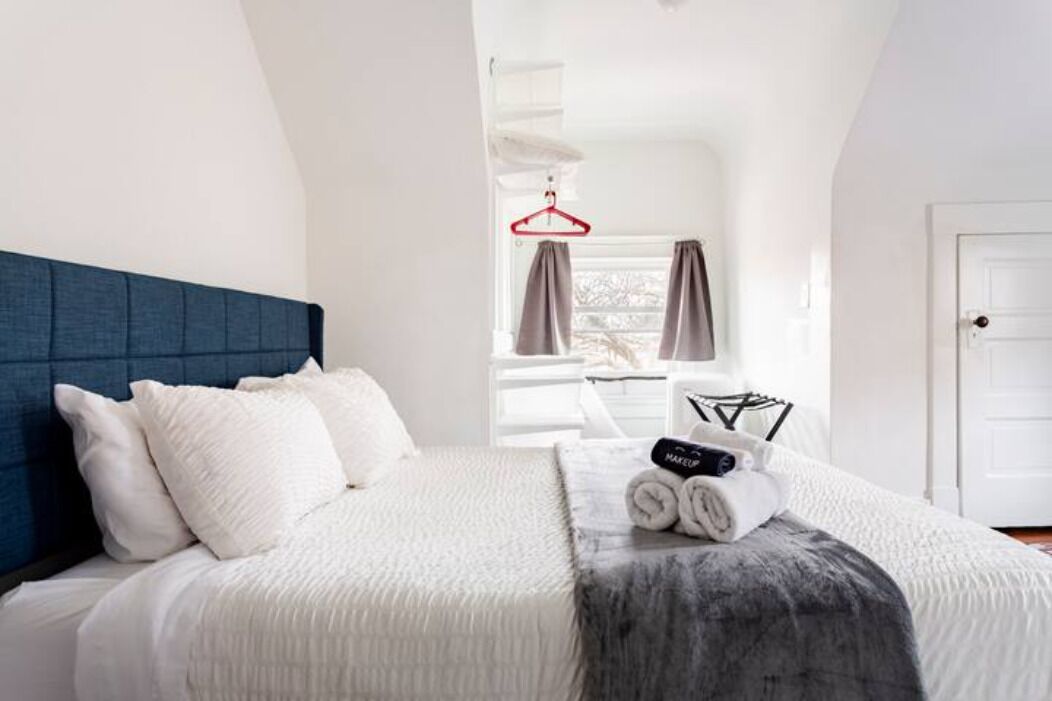 5 bedrooms, desk, iron/ironing board, travel crib