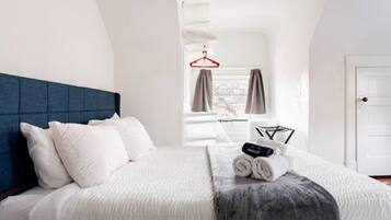 5 bedrooms, desk, iron/ironing board, travel crib