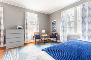 5 bedrooms, desk, iron/ironing board, travel crib - 20% Off Spacious Historic Getaway: 5★ Location, Royal Beds, Game Room & BBQ (Kansas City)