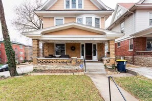 Exterior - Spacious Historic Getaway: 5★ Location, Royal Beds, Game Room, BBQ & Fire Pit (Kansas City)