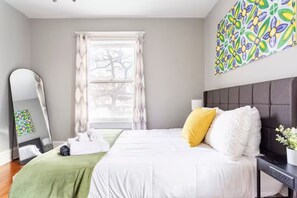 5 bedrooms, desk, iron/ironing board, travel crib