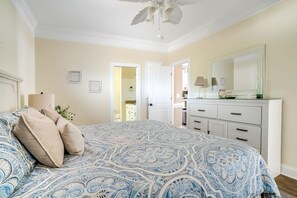 4 habitaciones, tabla de planchar con plancha y cuna de viaje 