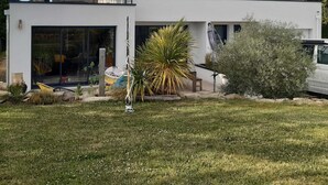 A modern two-story house with a garage, a balcony, and a well-maintained garden. - 150m² house with views of the countryside and the Golfe du Morbihan (Baden)