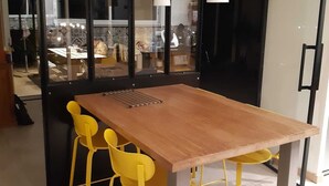 A modern kitchen with a wooden island and yellow bar stools. - 150m² house with views of the countryside and the Golfe du Morbihan (Baden)