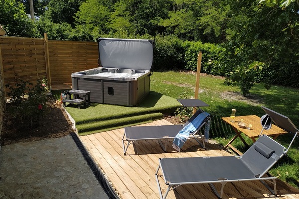 Jacuzzi extérieur privatif
Abrité (non visible sur cette photo)
Sans vis à vis