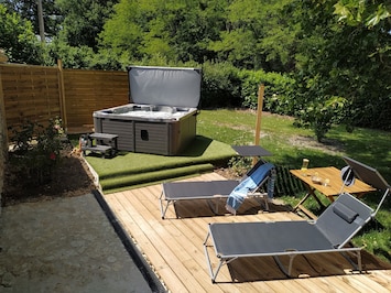 Outdoor spa tub