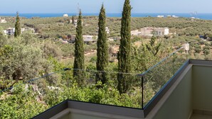 A balcony with a clear view of the sea and surrounding greenery. - Mela Villa Lemon with Private Pool, Eco Friendly (ΡΕΘΥΜΝΟ)