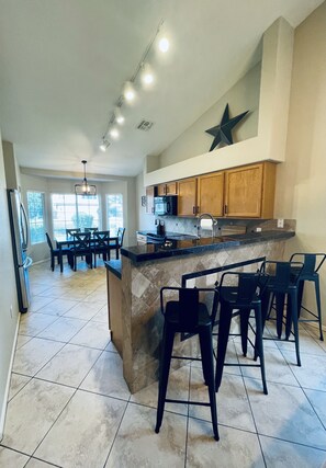 Køleskab, mikrobølgeovn, ovn, kogeplade