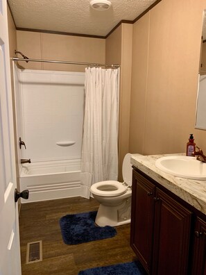 Duschwanne, Haartrockner, Handtücher, Seife