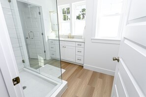 Combined shower/tub, hair dryer, towels, shampoo
