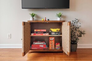 Game room - ✰ MARSH VIEW - CHARMING 3BR/2.5BA - BIKES/KAYAKS ✰ (North Charleston)