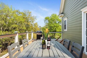 Outdoor dining - ✰ MARSH VIEW - CHARMING 3BR/2.5BA - BIKES/KAYAKS ✰ (North Charleston)