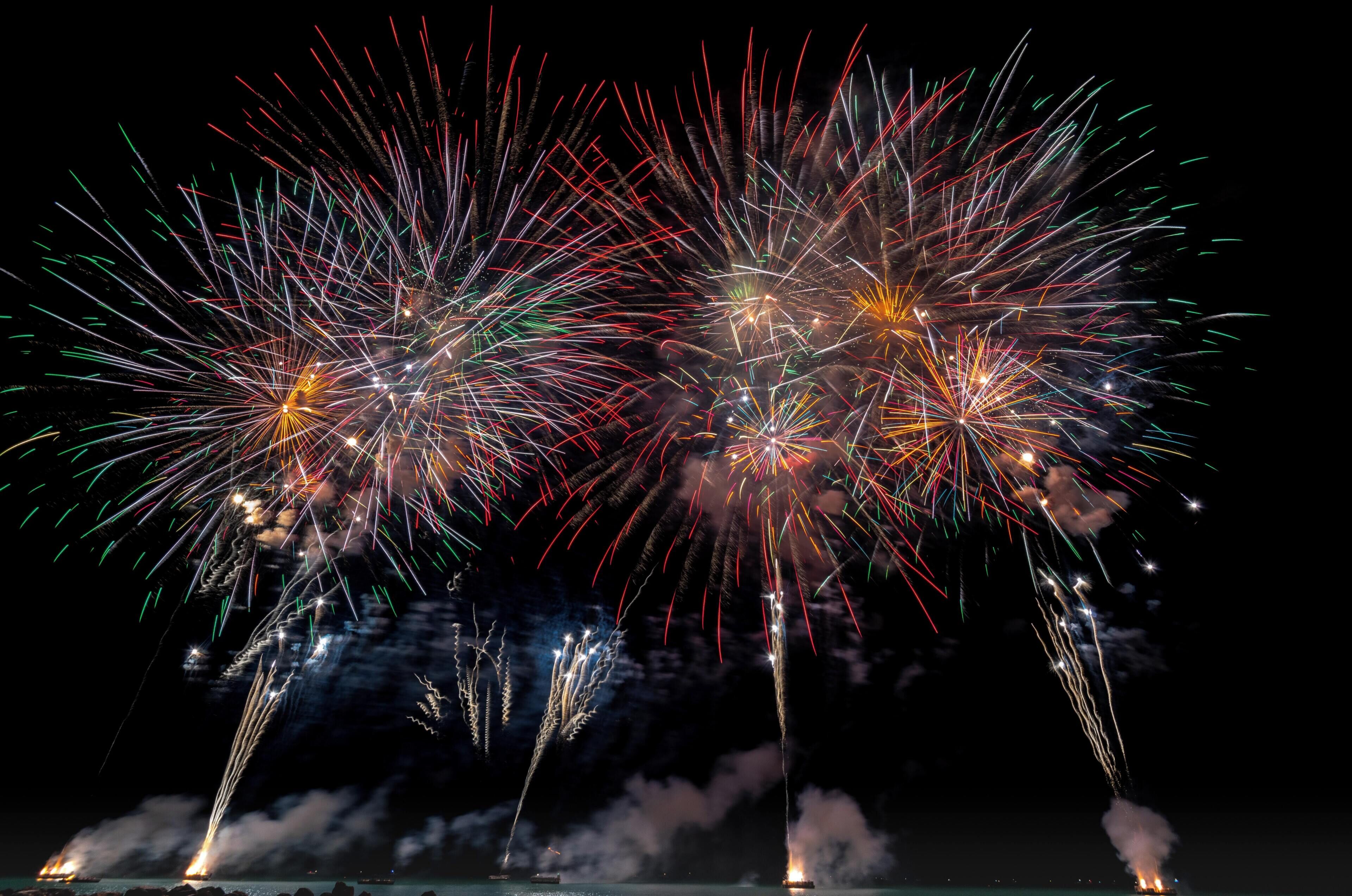 Céu noturno com fogos de artifício.