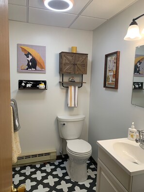 Combined shower/bathtub, hair dryer, towels, toilet paper