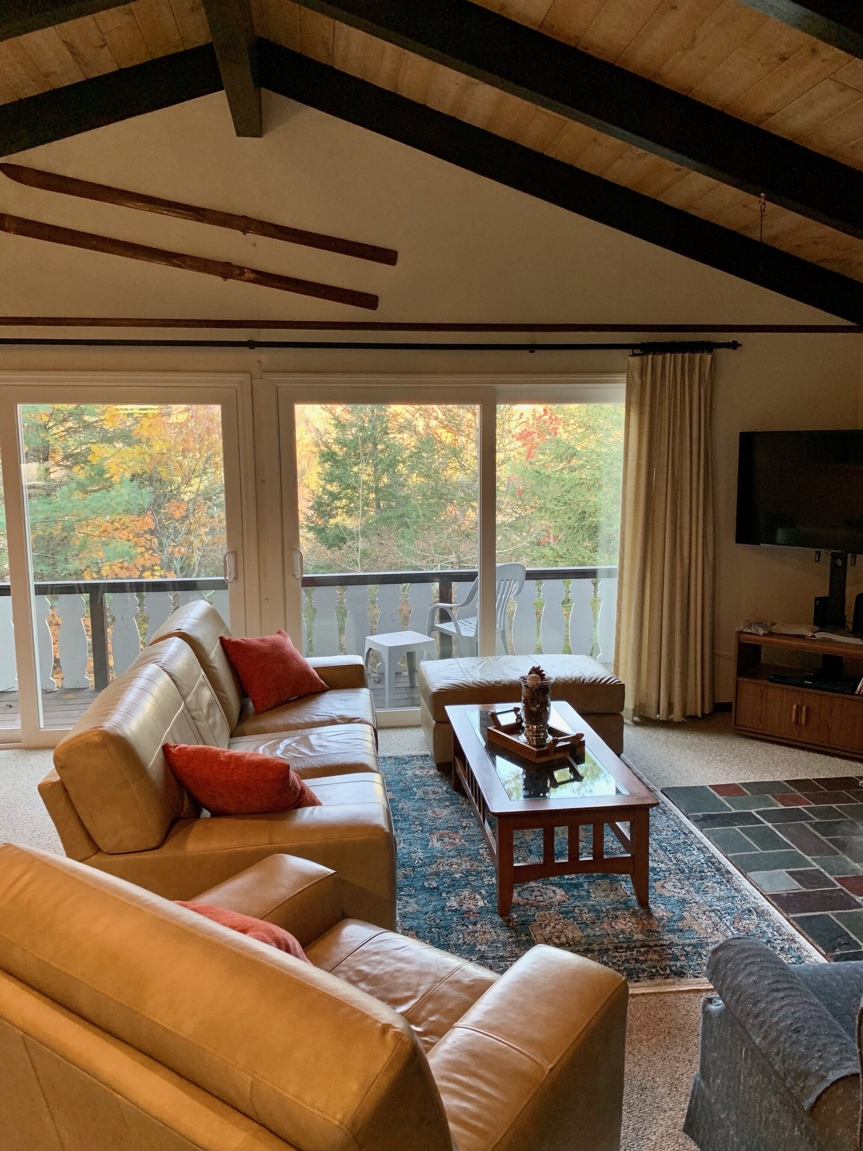 Cozy Chalet - Winter fun awaits! Close to Skiing, hiking, shopping & more.   