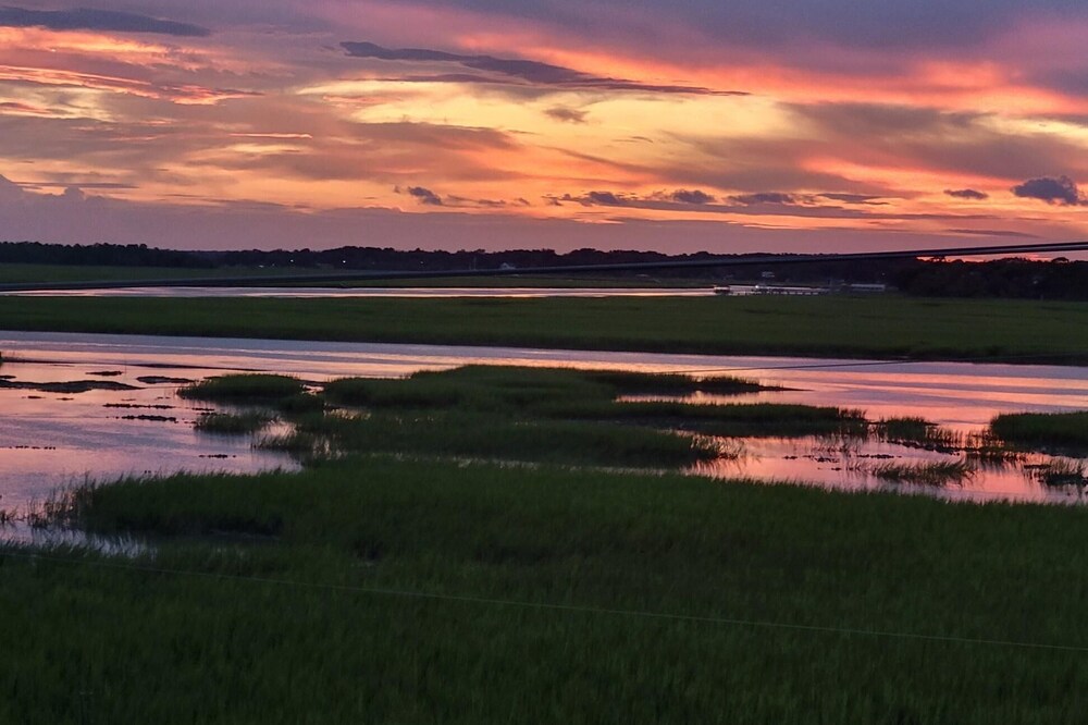 Comfy, Clean, Beachy, Amazing Waterview. Near Folly Beach & Downtown Charleston.