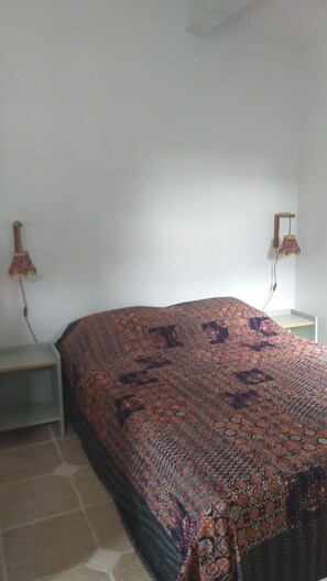 1 chambre, lit parapluie, Wi-Fi gratuit, draps fournis