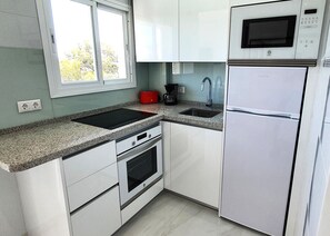 Een koelkast, een microgolfoven, een oven, een kookplaat