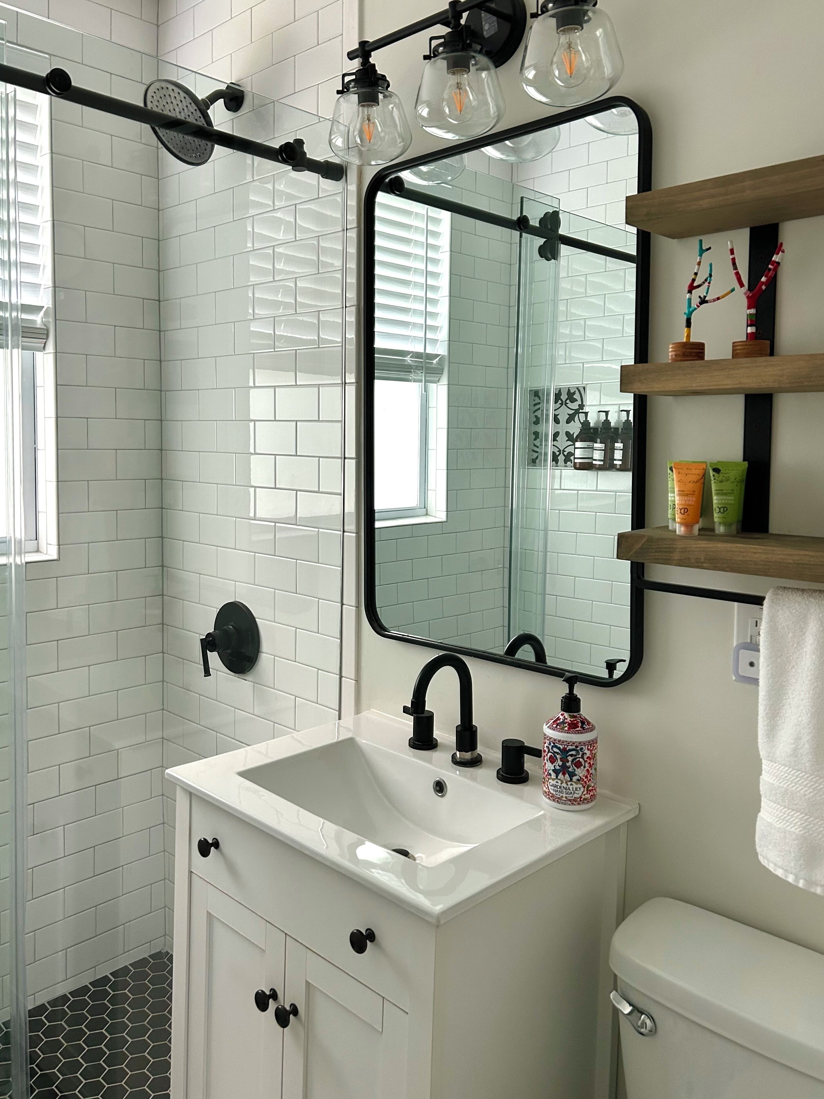 Combined shower/bathtub, hair dryer, towels, soap