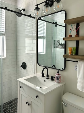 Combined shower/tub, hair dryer, towels, soap - Arthouse, freshly renovated 2 bedroom residential (North Charleston)