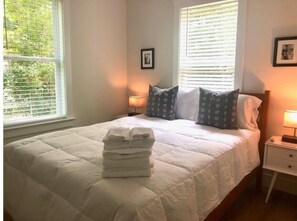 2 bedrooms, iron/ironing board, travel crib, free WiFi - Arthouse, freshly renovated 2 bedroom residential (North Charleston)