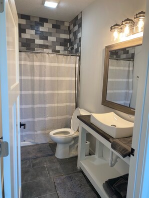 Ensemble douche/baignoire, serviettes fournies, savon, papier toilette