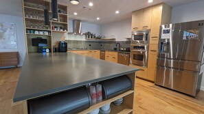 Fridge, microwave, oven, stovetop - [ATX Resort] Fully Remodeled House - Pool/Spa (Austin)