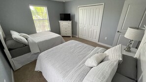 5 makuuhuonetta, työpöytä, silitysrauta/-lauta, vauvan matkasänky