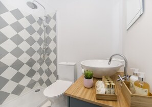 Douche, sèche-cheveux, serviettes fournies, savon