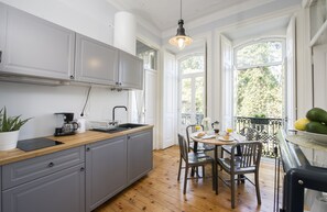 Kühlschrank, Mikrowelle, Herdplatte, Wasserkocher mit Kaffee-/Teezubehör