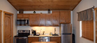 ADA accessible, quaint and spacious cabin in the heart of Bryce Canyon Country 