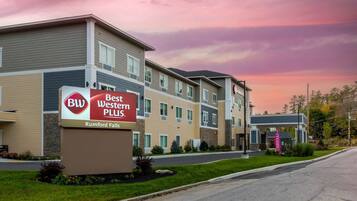 A Best Western Plus hotel with a sign indicating it is located in Rumford Falls.