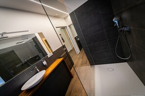 Shower, free toiletries, hair dryer, bidet - Luxury Apartment with SAUNA (Merano)