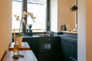 Microwave, stovetop, dishwasher, coffee/tea maker