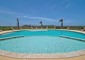 Piscine chauffée, chaises longues